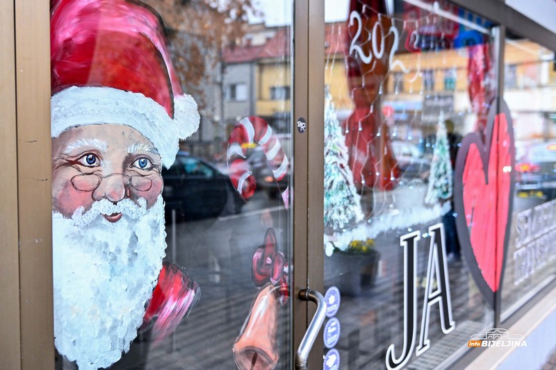 Bijeljinka oslikava izloge prazničnim motivima i donosi novogodišnju radost među sugrađane (FOTO)