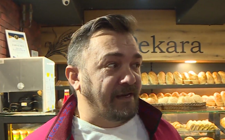 Gest vlasnika pekare vraća vjeru u ljude: Dijeli hljeb poplavljenim porodicama