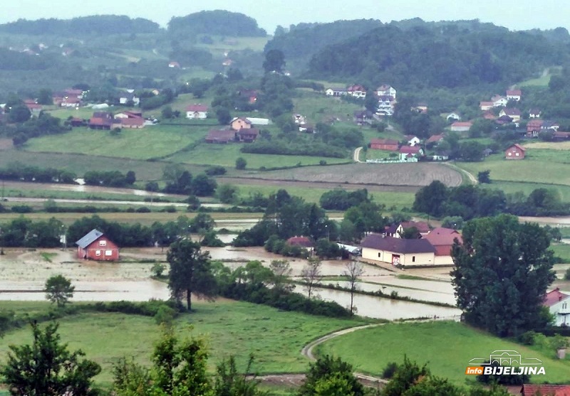 Voda zaplavila kuće u selu kod Ugljevika, na terenu vatrogasci (FOTO)