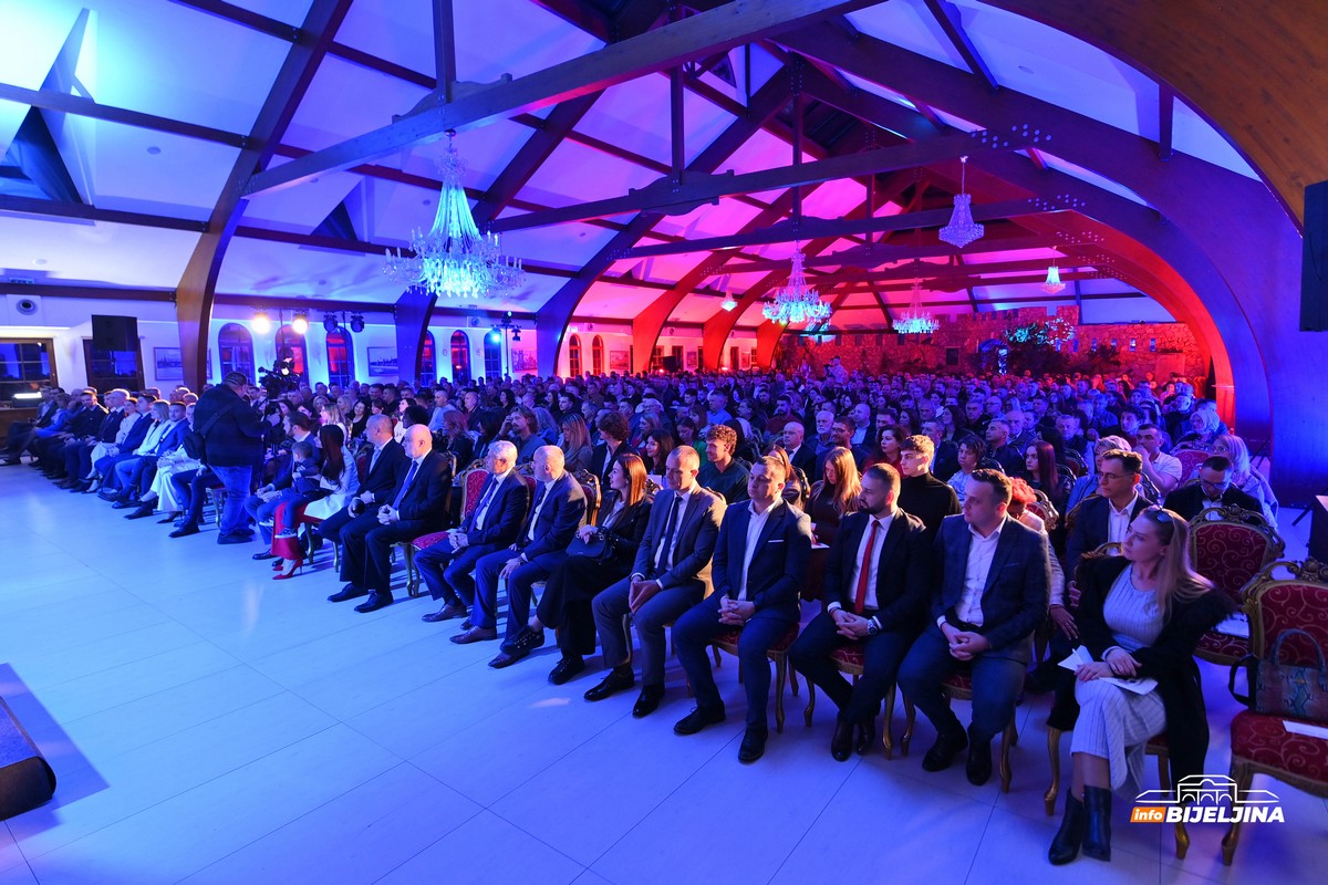 PSS pokazao snagu u Bijeljini, sala prepuna: Miloš Stanišić izabran za predsjednika Gradskog odbora (FOTO)