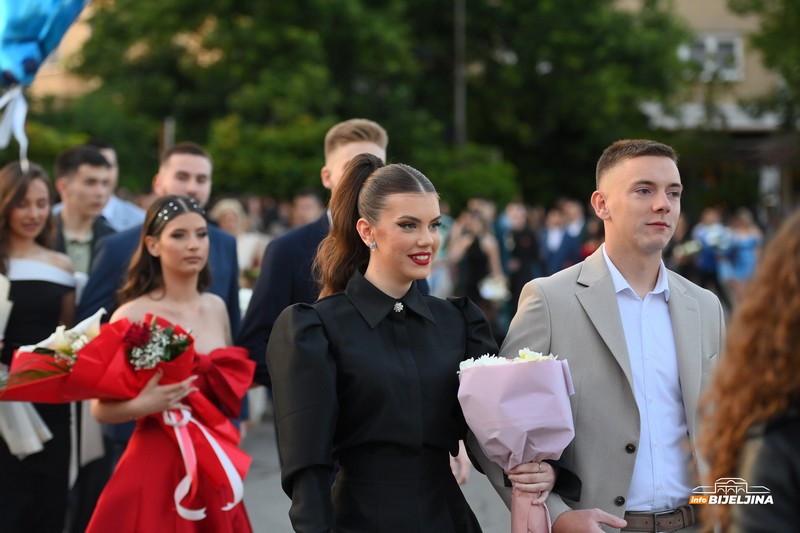 Maturanti Tehničke škole proslavljaju maturu: Ulice Bijeljine odišu glamurom (FOTO)