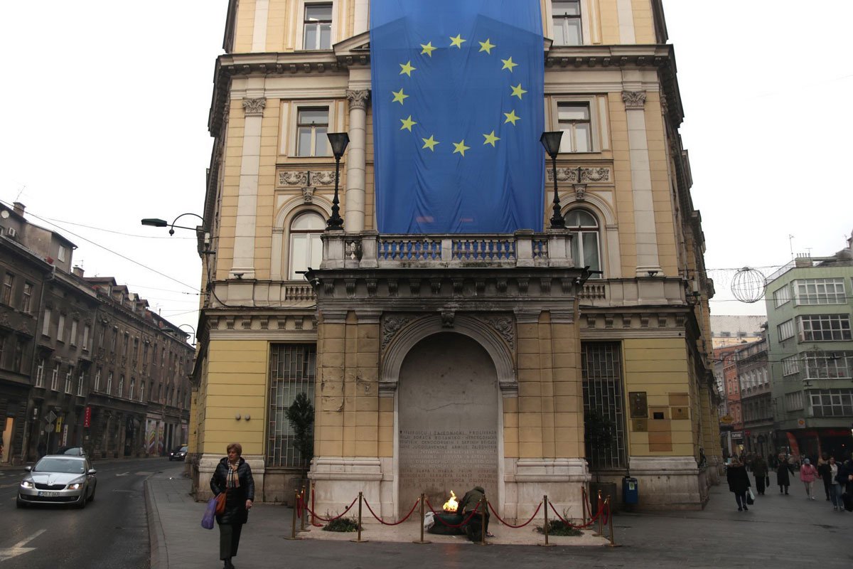 Radost zbog usvojenih zakona kratko trajala, nisu došli do poslanika