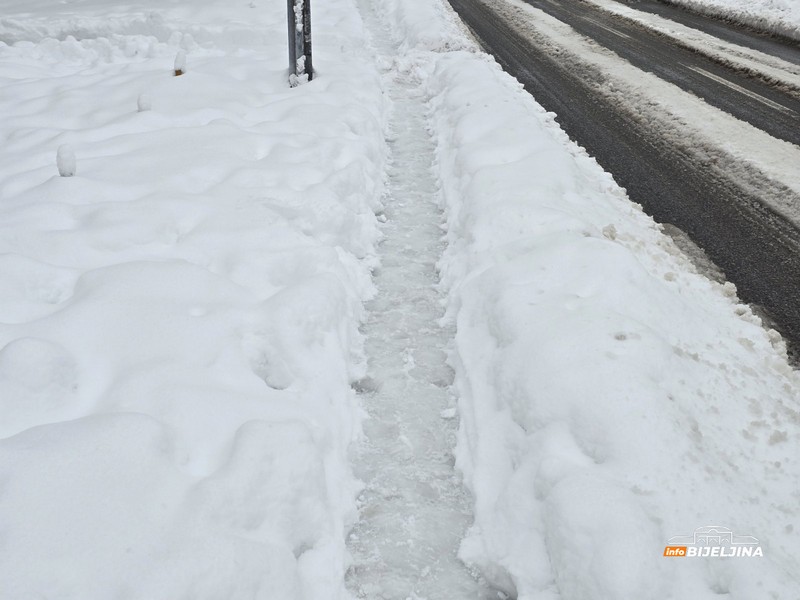 Bijeljina i jutros zatrpana snijegom: Pogledajte stanje na ulicama (FOTO)