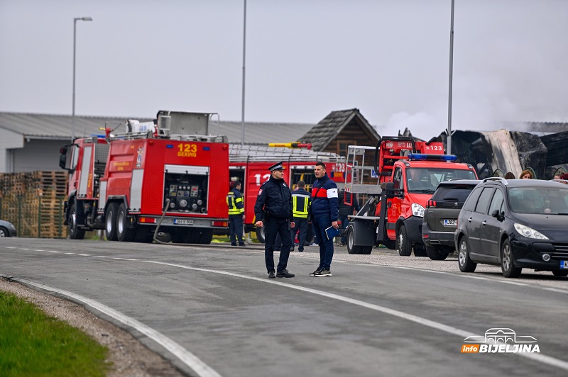 Spasojević: Šteta u požaru u Bijeljini velika, na terenu više od 40 vatrogasaca (FOTO)