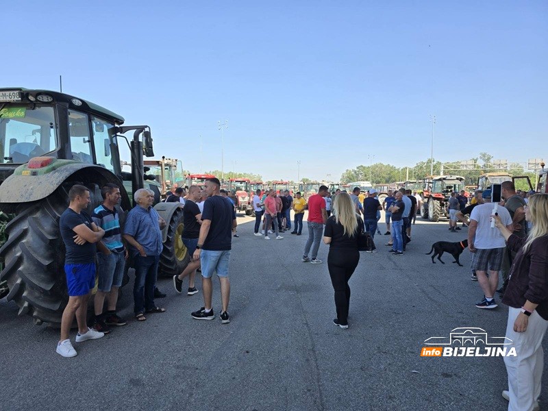 Poljoprivrednici stigli na Raču, počeo protest (FOTO)