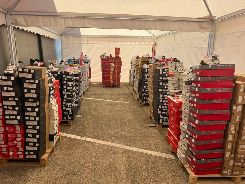 Velika akcija Đak Outleta Bijeljina: U pola cijene do 10.000 artikala  (FOTO)
