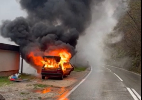 Saobraćajna nesreća u Zvorniku: Automobil se zapalio i izgorio (FOTO)