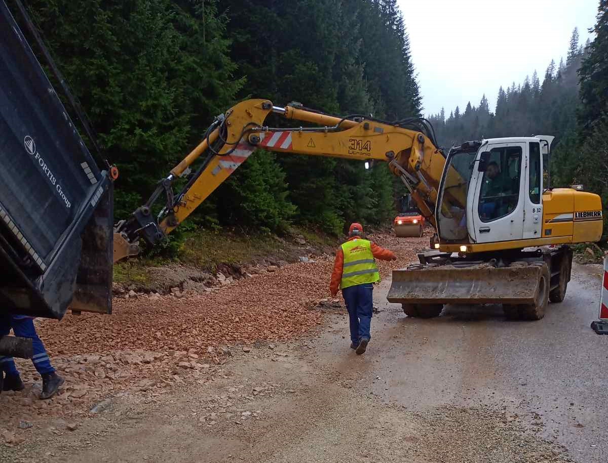 Sanacija puta Trijangla-Jahorina u toku, vozila saobraćaju jednom trakom (FOTO)