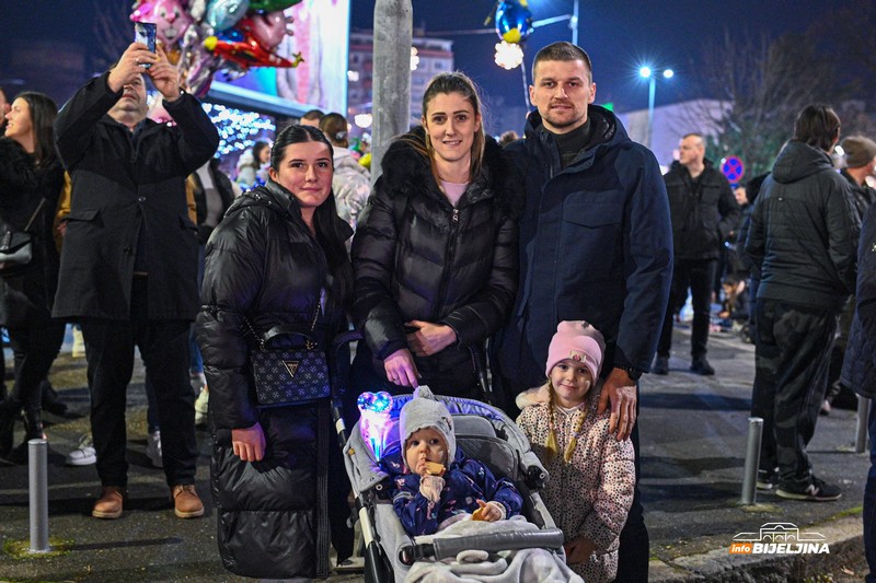 Nalaganje badnjaka u Bijeljini, vladika Fotije poručio: Poklonimo se Hristu i prihvatimo učenje njegovo (FOTO)