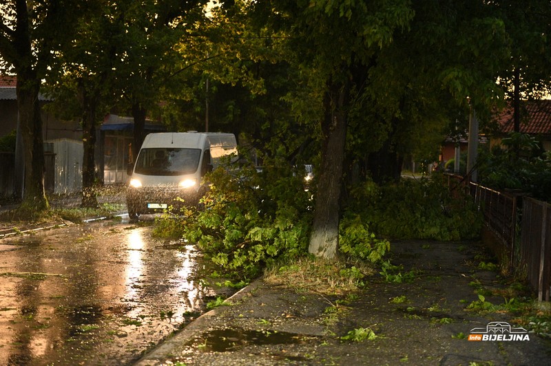 Pogledajte posljedice snažnog nevremena u Bijeljini (FOTO, VIDEO)