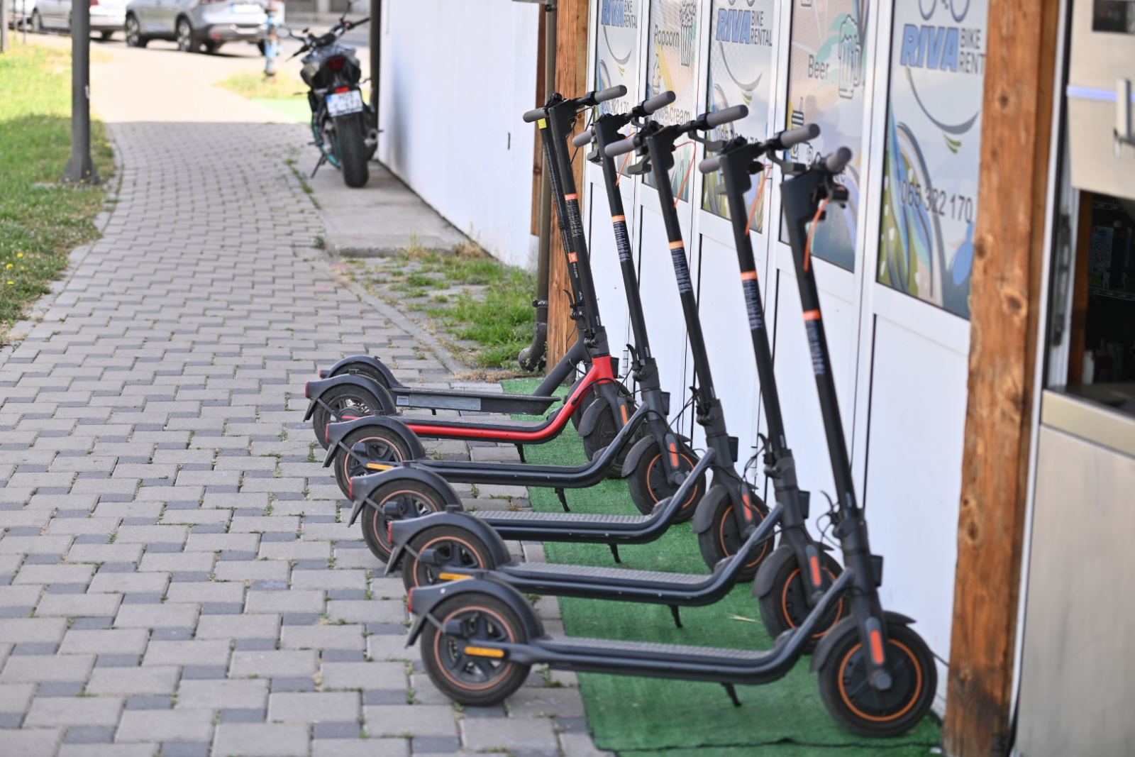 Stižu nova pravila za električne trotinete u BiH: Vožnja uz kacigu, noću obavezan prsluk