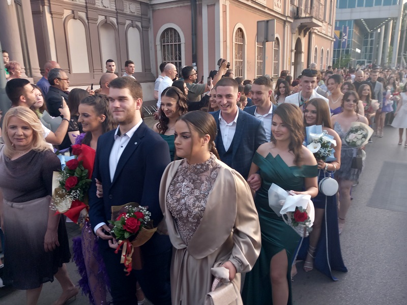 Održan defile maturanata Ekonomske škole: „Od sutra postajemo ljudi“ (FOTO)