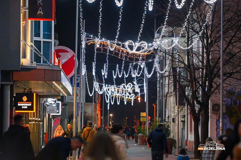 Praznična euforija stigla u Bijeljinu: Pogledajte novogodišnju čaroliju u gradu (FOTO)