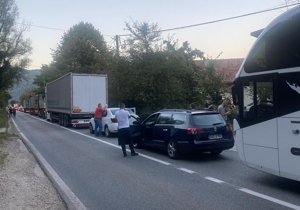 Udes na putu Zvornik - Milići, formirala se kilometarska kolona (FOTO) 