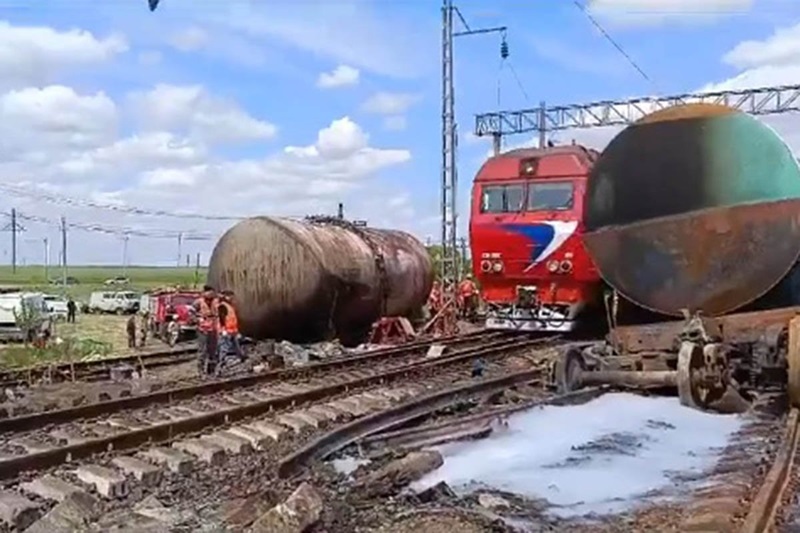 /VIDEO/ Haos u Rusiji: Voz ispao iz šina, zapalila se cisterna sa gorivom