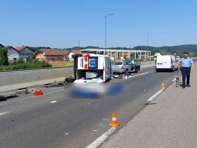 Težak udes na cesti Banjaluka – Laktaši: Jedna osoba poginula, jedna teško povrijeđena (FOTO)