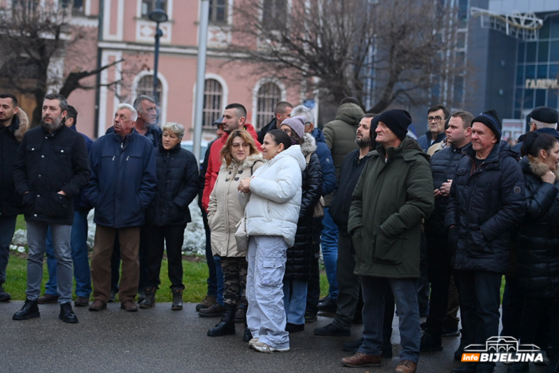 Počeo protest u Bijeljini zbog oduzimanja novca od PDV-a (FOTO)