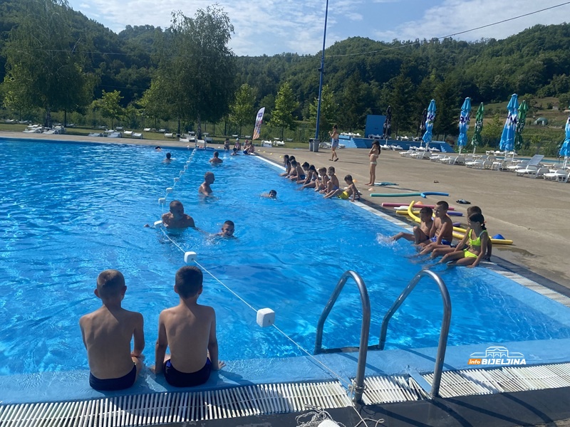 Bazeni u Ugljeviku puni kupača: Za dječicu besplatan ulaz i škola plivanja, i za ostale najpovoljnije cijene