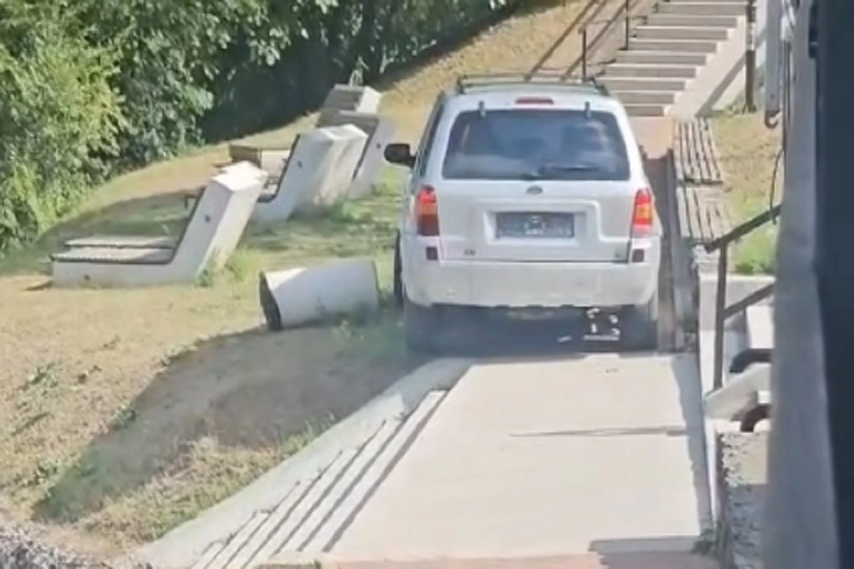 Drama u Banjaluci: Vozilom uletio u pješačku zonu i napravio haos (VIDEO)