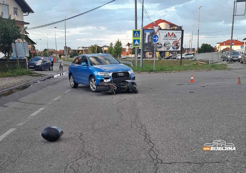 Bijeljina: Sudar automobila i mopeda, vozač prevezen u bolnicu (FOTO)