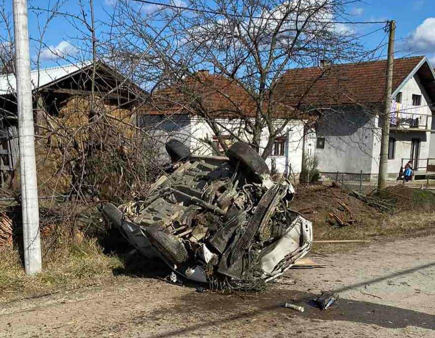 Teško povrijeđen vozač: Pežo sletio sa puta i prevrnuo se (FOTO)