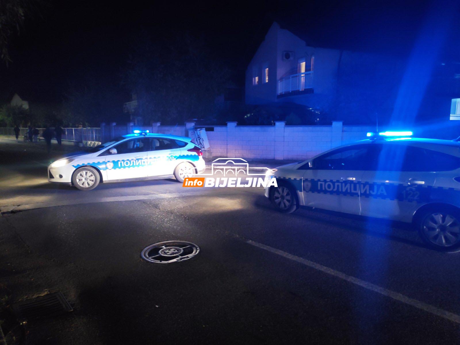 Vozilo prevrnuto na bok: Blokirana Ulica 27. marta u Bijeljini (FOTO)