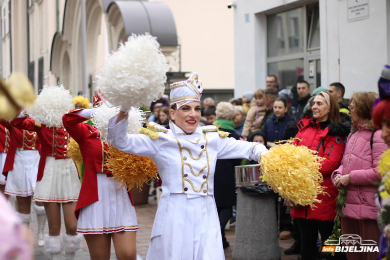 Defile mažoretkinja i klapa na trgu: 