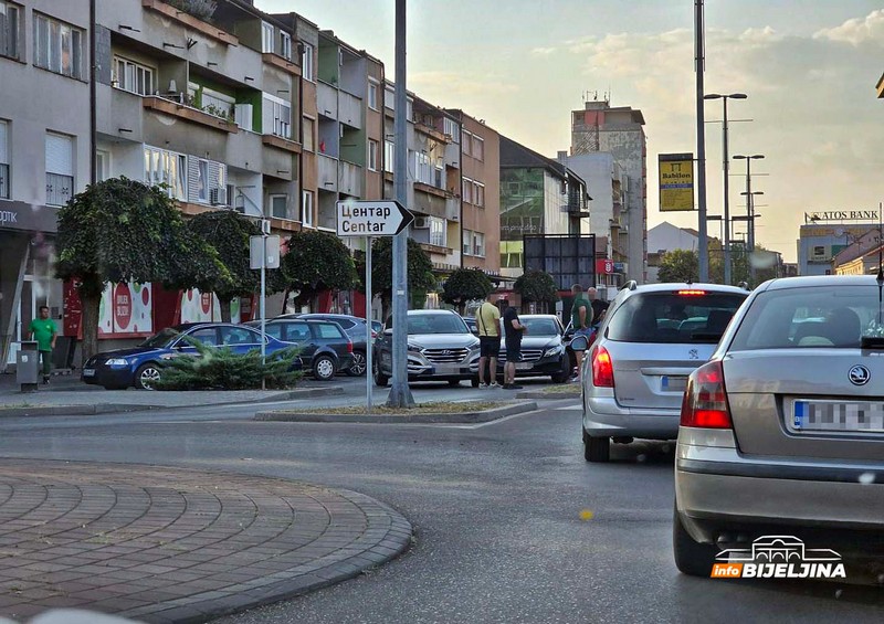 Tri udesa u centru Bijeljine, saobraćaj usporen (FOTO)