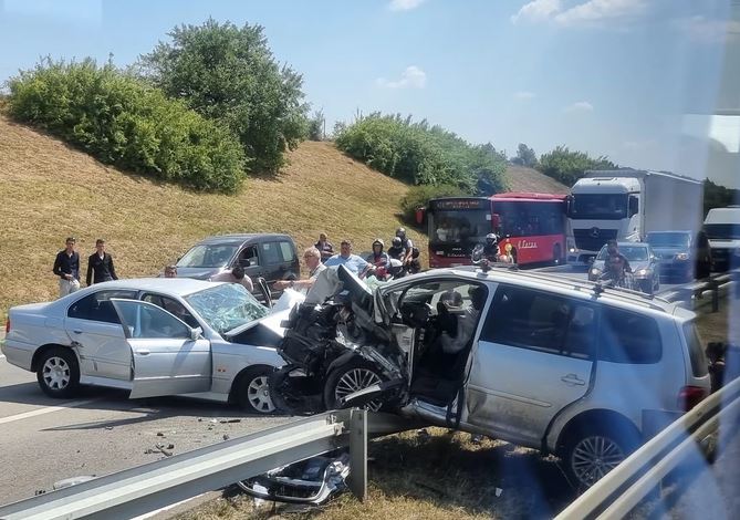 Stravična nesreća na auto-putu: Povrijeđeno čak 12 osoba, od kojih su VEĆINA DJECA, saobraćaj potpuno obustavljen 