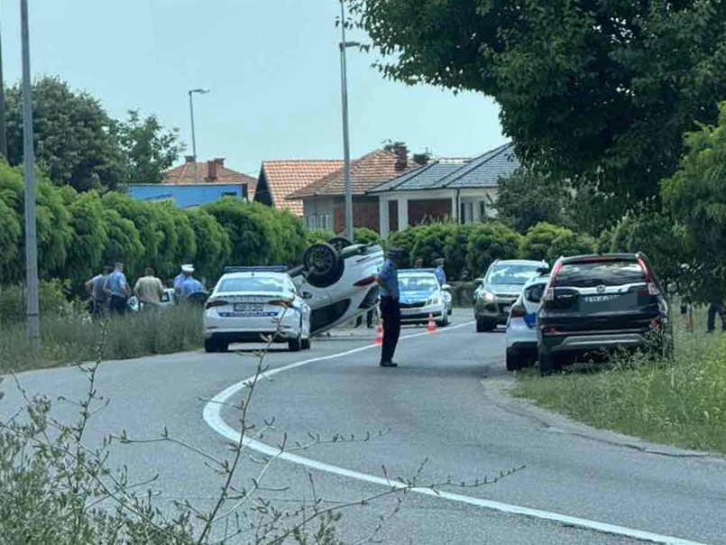 Udes kod Bijeljine, auto na krovu