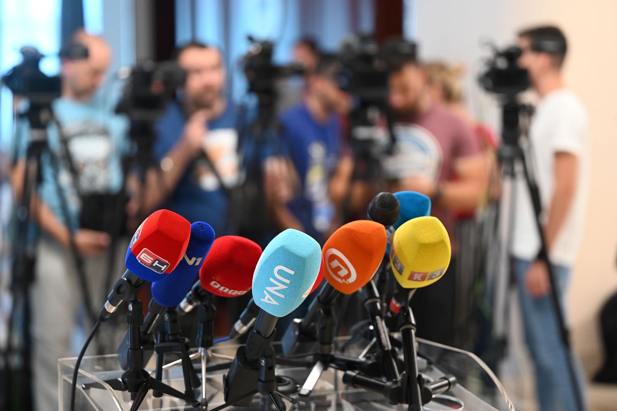 Zbog straha od kazni partije kampanju svele na slave i kafanu