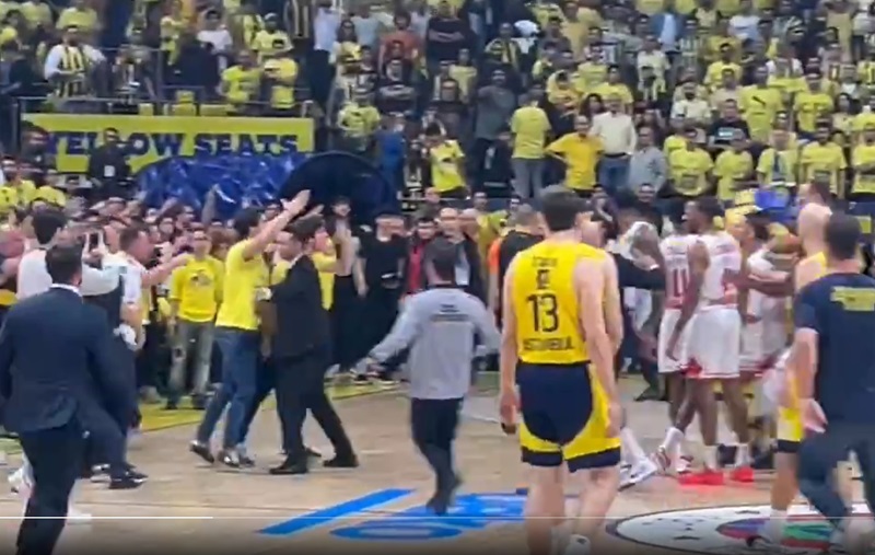 /VIDEO/ Navijači Fenerbahčea htjeli da se obračunaju sa igračima Monaka: Obradović ljutito smirivao, košarkaši gađani predmetima