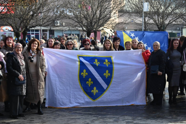 Proslava ili provokacija: Ratne zastave u centru Banjaluke! (VIDEO)