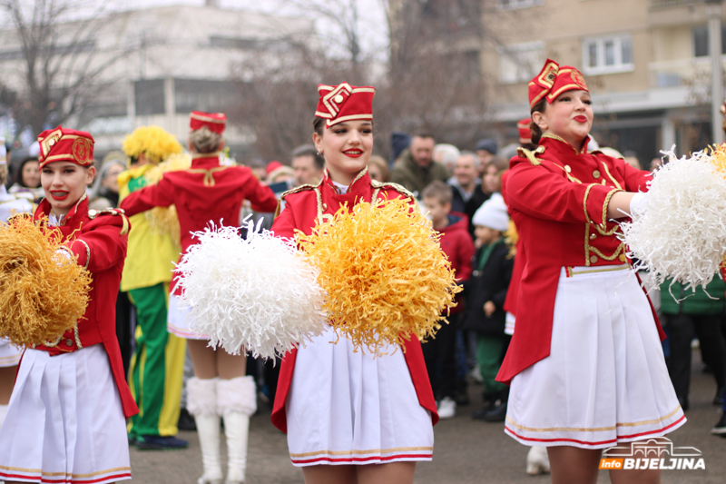 Defile mažoretkinja i klapa na trgu: 