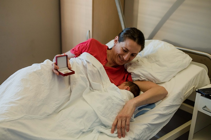 Bijeljina – Dukat koji je dobila plivajući za Časni krst poklonila bebi rođenoj na Bogojavljenje (FOTO)