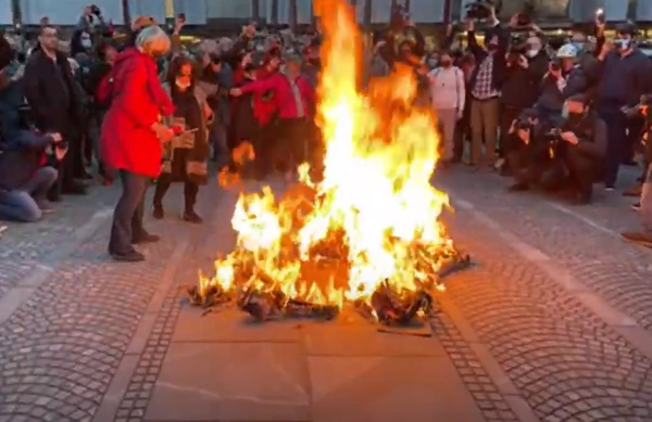 LOGORSKA VATRA PRED SKUPŠTINOM Protesti u Sloveniji, demonstranti vikali: Smrt janšizmu - sloboda narodu