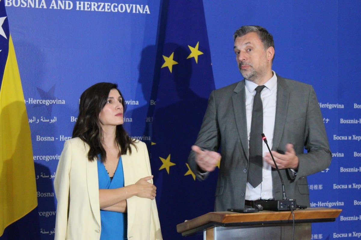 Trojka i Kvinta za istim stolom: 