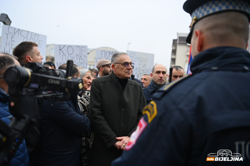 Protest u Bijeljini zbog hapšenja Petrovića: Ko je ušao u zgradu policije? (FOTO)