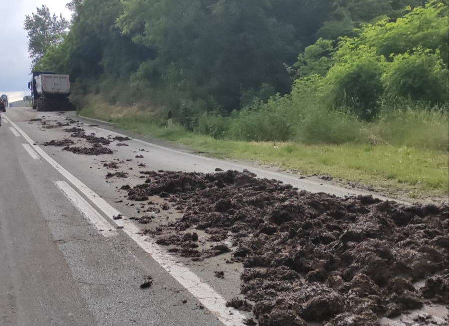 Zbog stajskog đubriva zatvorena jedna traka na izlazu iz Bijeljine (FOTO) 