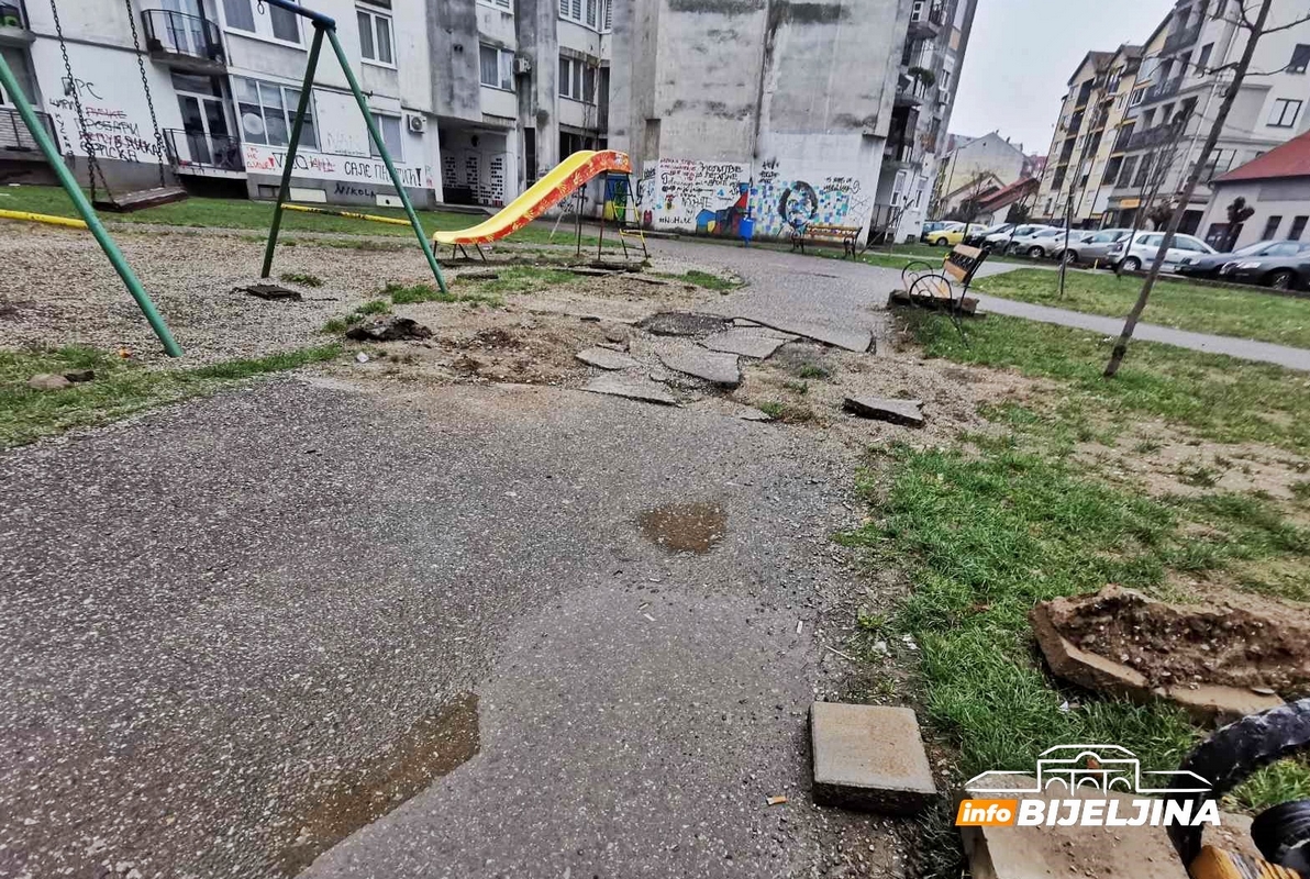 Ruglo u centru Bijeljine, pješačka STAZA MJESECIMA RASKOPANA (FOTO)