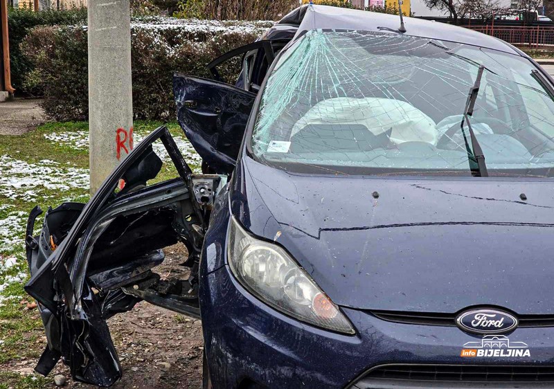 Policija saopštila detalje nesreće kod Bijeljine: Dvoje mrtvih u “fordu”, četvoro povrijeđeno (FOTO)