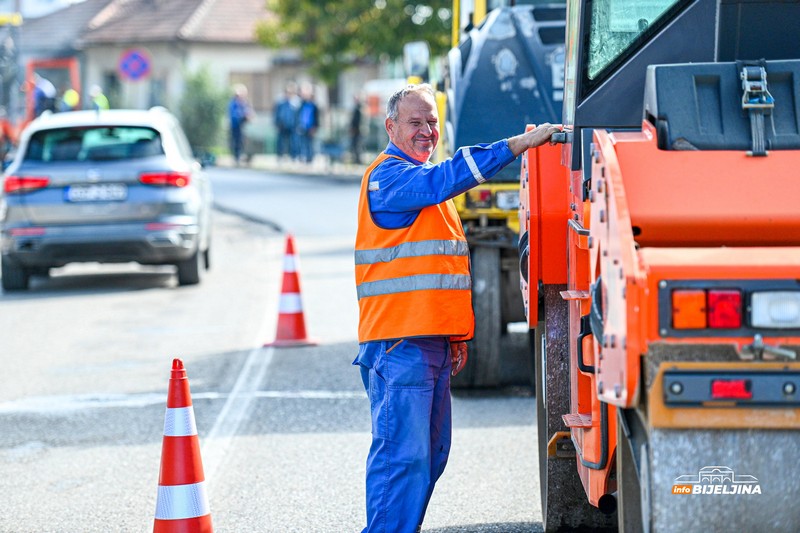 Počelo asfaltiranje puta u Janji (FOTO)