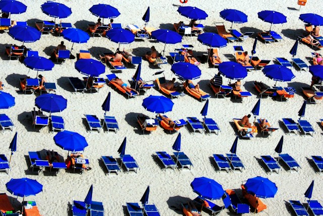 Svađa zbog ležaljke prerasla u masovnu tuču na plaži kod Atine: Preminuo 82-godišnjak