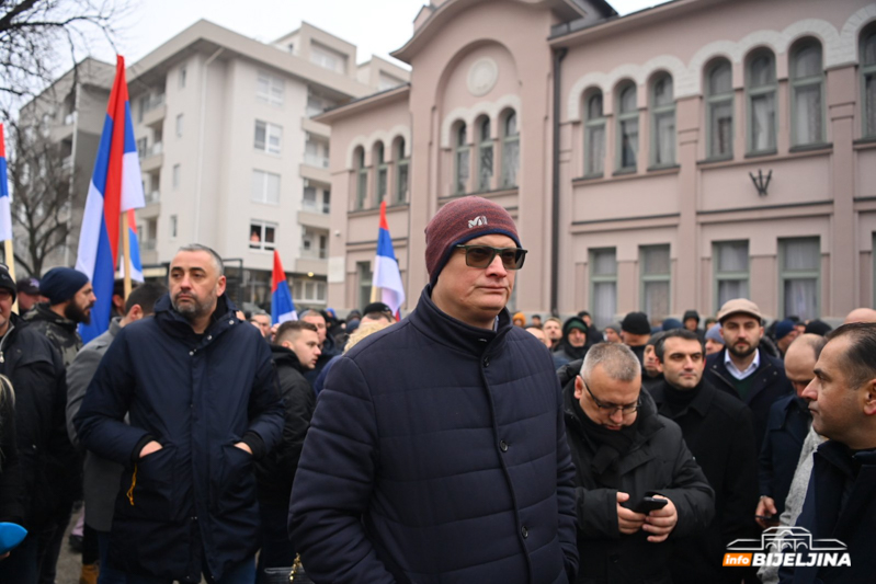 Ulica zatvorena, stigli policajci: Protestuju i ispred Tužilaštva zbog hapšenja Petrovića (FOTO)