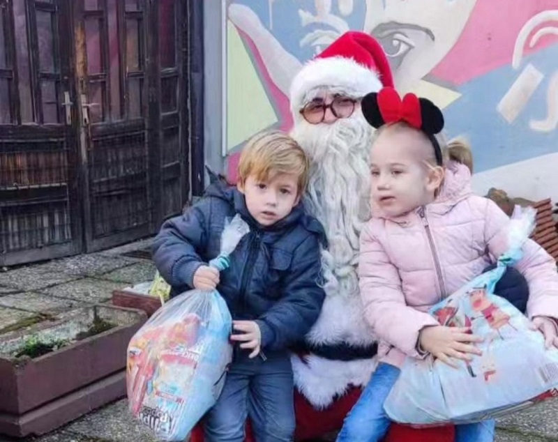 Mališane iz Udruženja gluvih i nagluvih regije Bijeljina obradovao Deda Mraz (FOTO)