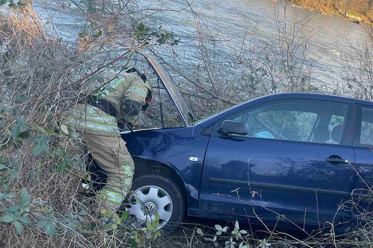 Za dlaku izbjegnuta tragedija: Sletjela polom, zaustavila se metar do hladne Sane 