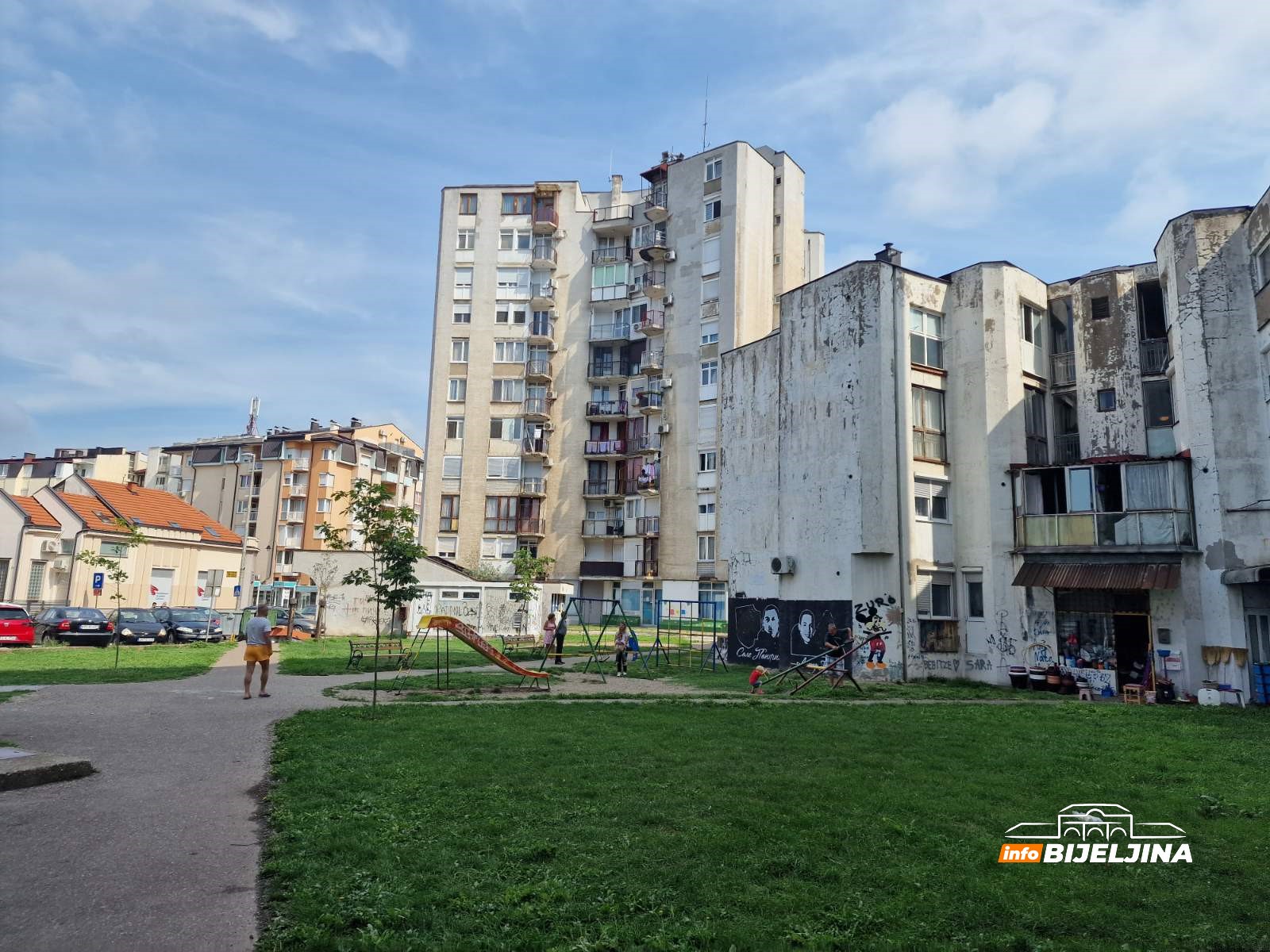 Građani preplašeni: Sa zgrade u Ulici Gavrila Principa ogromni komadi fasade padaju na dječije igralište (FOTO)