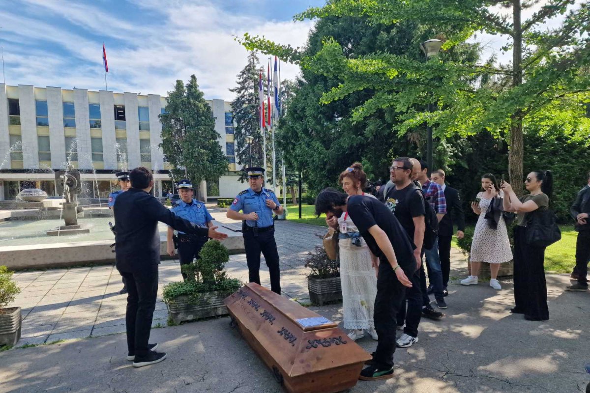 Donijeli mrtvački sanduk pred Narodnu skupštinu (VIDEO)