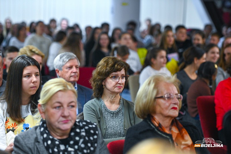 Bijeljina: Predstavljena knjiga mlade pjesnikinje Jane Čičarove (FOTO)