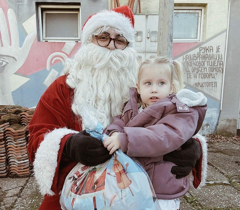 Mališane iz Udruženja gluvih i nagluvih regije Bijeljina obradovao Deda Mraz (FOTO)
